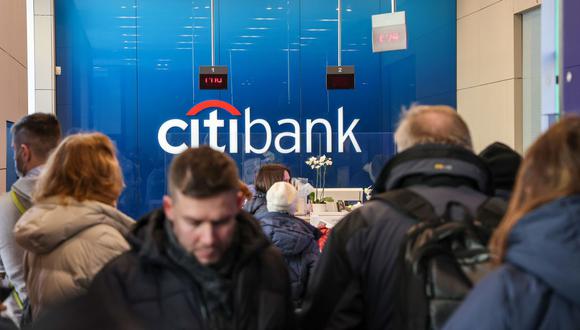 Los clientes hacen cola dentro de una sucursal bancaria de Citibank AO en Moscú. (Fotógrafo: Andrei Rudakov/Bloomberg)