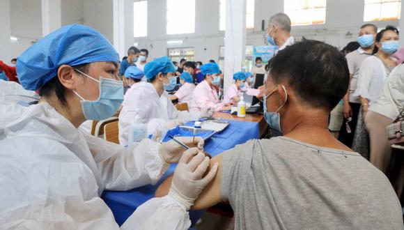 Un residente que recibe una vacuna contra el coronavirus Sinovac Covid-19 en Rongan, en la región sureña de Guangxi, en China. (Foto: STR / AFP / China OUT).