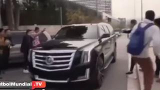 YouTube: Lionel Messi casi arrolla hinchas con su auto (VIDEO)