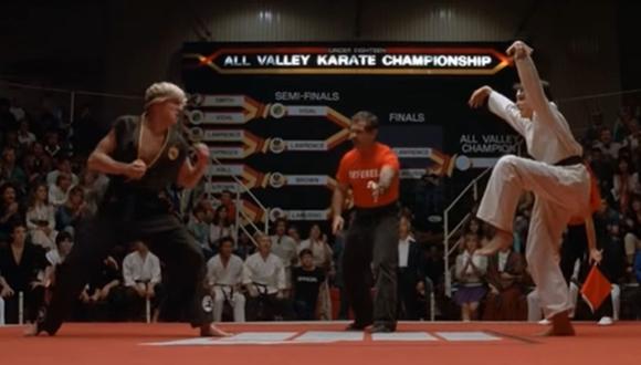 La famosa patada de Daniel Larusso al final de "The Karate Kid" ha sido cuestionada por años y el debate se reaviva tras el lanzamiento de "Cobra Kai". (Foto: captura de YouTube)