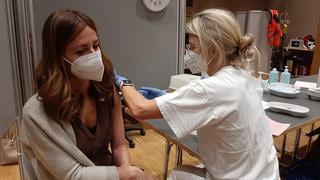 Centro Europeo advierte de que la vacuna contra el coronavirus no frena a omicron y pide medidas drásticas 