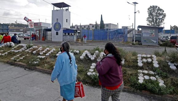 Dos mujeres caminan a las afueras de un Centro Penitenciario en el estado de Puebla (México). (Foto: EFE/Hilda Ríos).