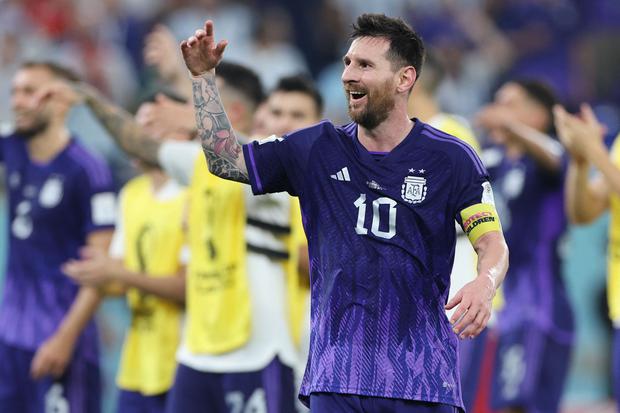 El delantero argentino Lionel Messi hace un gesto a los fanáticos junto con sus compañeros de equipo después de ganar el partido de fútbol del Grupo C de la Copa Mundial Qatar 2022 entre Polonia y Argentina en el Estadio 974 en Doha el 30 de noviembre de 2022. (Foto de Giuseppe CACACE / AFP)