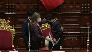 Pedro Castillo jura como presidente del Perú “por una nueva Constitución”