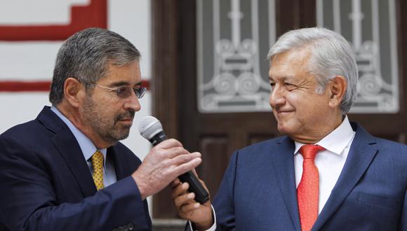 AMLO cede el micrófono al recién elegido embajador mexicano ante la ONU, Juan Ramón de la Fuente, en denominada "casa de transición" del presidente electo. (Foto: EFE/Sáshenka Gutiérrez)