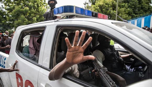 Así trasladaron a dos hombres, acusados de estar involucrados en el asesinato del presidente Jovenel Moise, rumbo a la comisaría de Petionville en un carro de la policía en Puerto Príncipe el 8 de julio de 2021  (Foto: Valerie Baeriswyl / AFP)