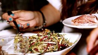 Invitadas a una boda protagonizan pelea porque una de ellas se sirvió demasiada comida