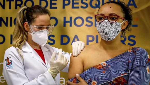 En esta foto de archivo tomada el 8 de agosto de 2020, la trabajadora de salud y voluntaria Fabiana Souza recibe una vacuna contra el COVID-19 producida por la empresa china Sinovac Biotech en el Hospital Sao Lucas, en Porto Alegre, sur de Brasil. (Foto de SILVIO AVILA / AFP).