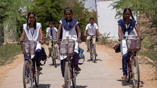 Bicicletas contra el abandono escolar de las adolescentes indias