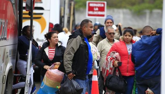 Cientos de venezolanos iniciaron la pasada madrugada, desde varios puntos de la ciudad ecuatoriana de Tulcán, el largo viaje hacia Perú en los autobuses fletados por el gobierno ecuatoriano. (Foto: EFE)