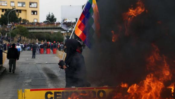 Simpatizantes de Evo Morales queman neumáticos y bloquean una carretera para protestar por un segundo aplazamiento de las elecciones generales por la pandemia del nuevo coronavirus. (Foto: Luis GANDARILLAS / AFP).