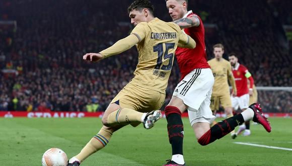 Manchester (United Kingdom), 23/02/2023.- Wout Weghorst (R) of Manchester United in action against Andreas Christensen of Barcelona during the UEFA Europa League play-off, 2nd leg match between Manchester United and FC Barcelona in Manchester, Britain, 23 February 2023. (Reino Unido) EFE/EPA/Adam Vaughan
