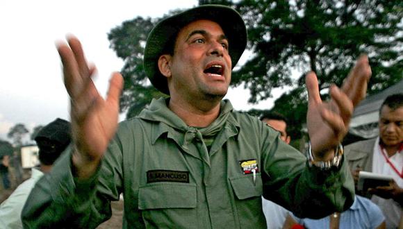 Salvatore Mancuso, líder de las derechistas Autodefensas Unidas de Colombia (AUC), habla con la prensa en el campamento Campo Dos en Tibú, en el departamento de Norte de Santander, el 9 de diciembre de 2004. (Foto de LUIS ACOSTA / AFP)
