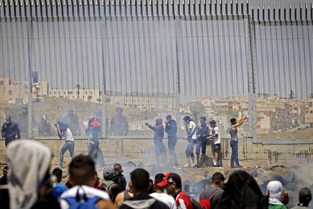 La policía de España intenta dispersar a los migrantes en la frontera entre Marruecos y el enclave español de Ceuta, el 18 de mayo de 2021, en  Castillejos. (FADEL SENNA / AFP).
