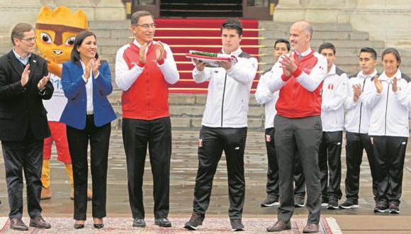 El presidente Vizcarra le entregó la bandera a Kevin Martínez, quien se la dará al abanderado Stefano Peschiera para el desfile. (Foto: Lima 2019)