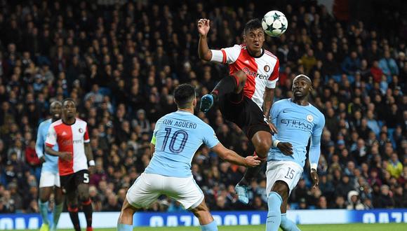 Renato Tapia jugó todo el partido en la derrota del Feyenoord ante Manchester City en la Champions League. (Foto: AFP)