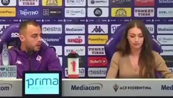 Jugador de Fiorentina fue criticado en redes sociales por “obscena mirada” a la jefa de prensa | VIDEO