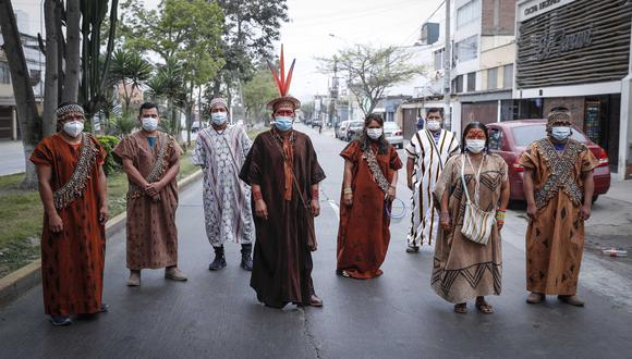 Ocho líderes indígenas de la amazonía peruana llegaron a Lima para solicitar seguridad de parte del Gobierno. Ellos están siendo amenazados por mafias del narcotráfico, taladores ilegales e invasores (Foto: El Comercio/Hugo Pérez)
