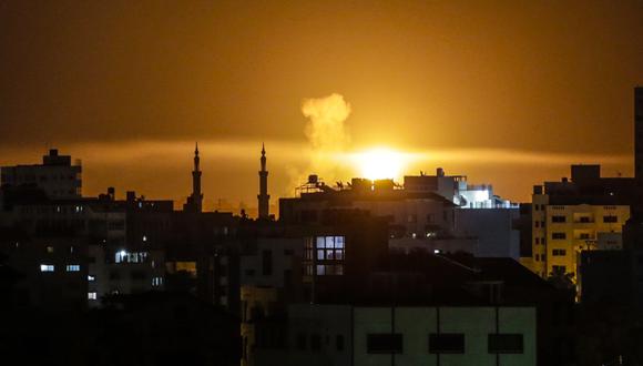 "Aviones de combates golpearon 10 instalaciones terroristas en tres complejos militares pertenecientes al movimiento terrorista Hamas en la Franja de Gaza", declaró el ejército de Israel en un comunicado. (AFP)