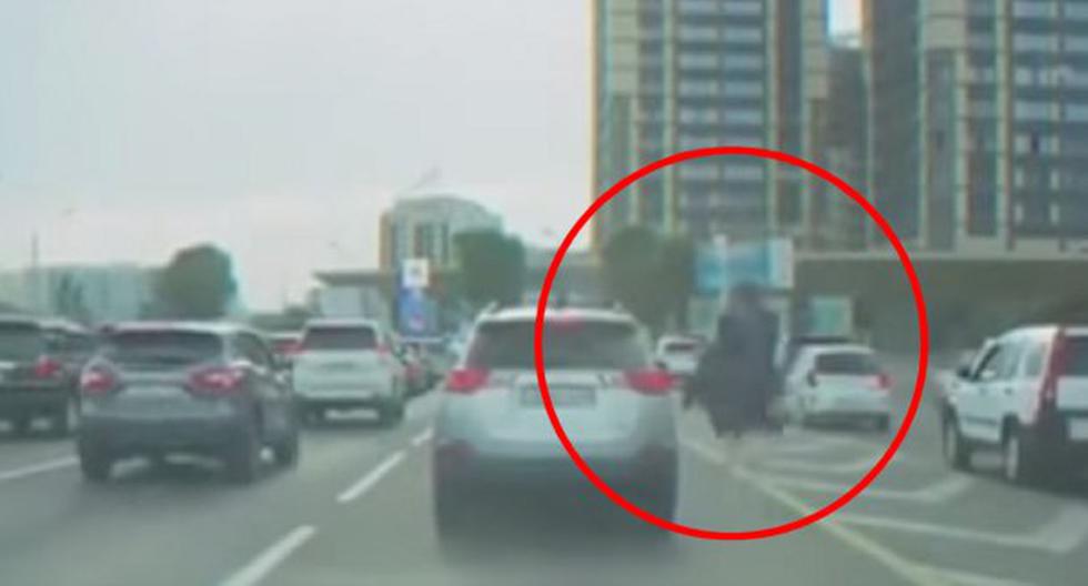 Hombre vence el tráfico en hora punta montando un avestruz. (Foto: Captura YouTube)
