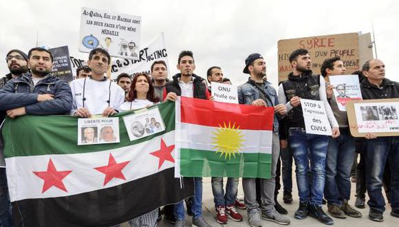 Durante las conversaciones en Ginebra, tambi&eacute;n se mostraron manifestantes de la oposici&oacute;n siria en contra del r&eacute;gimen de Bashar al Asad. (Foto: AP)