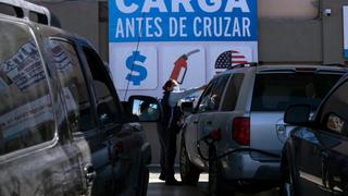 “Para ahorrar, carga antes de cruzar”: los estadounidenses que viajan a México para comprar gasolina más barata