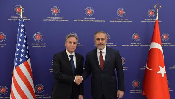 El Ministro de Asuntos Exteriores turco, Hakan Fidan (R), le da la mano al Secretario de Estado de los Estados Unidos, Antony Blinken (L), durante su reunión en Ankara, Turquía, el 06 de noviembre de 2023. EFE/EPA/NECATI SAVAS