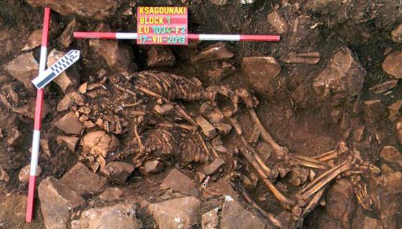 Descubren en tumba prehistórica restos de una pareja abrazada