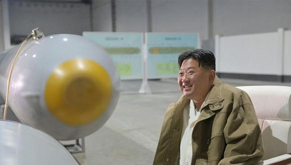 El líder norcoreano, Kim Jong-un, inspecciona el sistema submarino de armas de ataque estratégico nuclear "Haeil" en un lugar no revelado de Corea del Norte, en marzo de 2023. (Foto de KCNA VIA KNS / AFP)