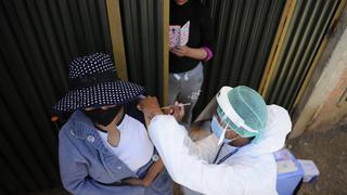 Bolivia aprueba tercera dosis de vacuna Aztrazeneca contra el coronavirus para mayores de 60 años