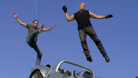Una de las escenas más llamativas de la quinta entrega de "Rápidos y furiosos" tiene como protagonistas a Vin Diesel y Paul Walker, así como un Chevrolet Corvette Grand Sport de color gris con el que saltan al vacío (Foto: Universal Pictures)