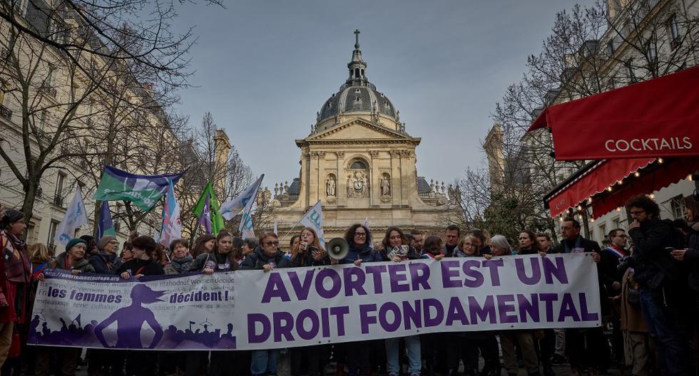 Un grupo de manifestantes se congregaron en la Plaza de La Sorbona, en París, para expresar su apoyo a la aprobación del proyecto de ley presentado por el gobierno de Macron con el que se busca reconocer al aborto como un derecho constitucional.