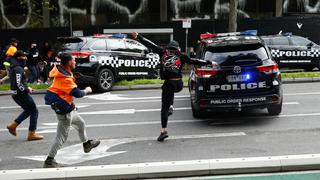 Policía de Australia dispara para dispersar violenta protesta de antivacunas en Melbourne | FOTOS