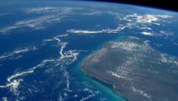 Una parte del cráter está enterrado las aguas y otra en la costa, en la Península de Yucatán, México.