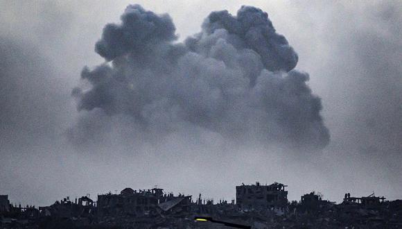 Esta fotografía tomada desde el sur de Israel, cerca de la frontera con la Franja de Gaza, muestra humo ondeando después de un ataque israelí en el norte de Gaza el 23 de noviembre de 2023. (Foto de John MACDOUGALL / AFP)
