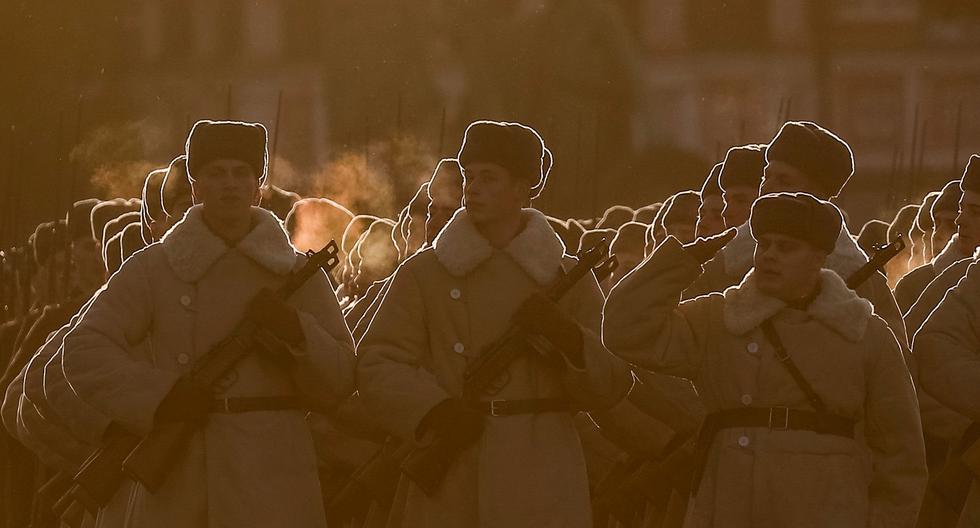El pasado soviético se asoma en el presente. En la foto, tomada el 5 de noviembre del 2018, soldados rusos visten uniformes históricos. REUTERS