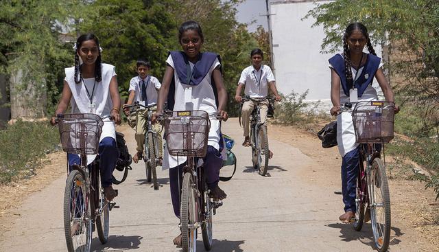 Varias niñas indias van a clase en bicicleta, en Karutlapalli, en el distrito Anantapur, Andhra Pradesh (India). (EFE)
