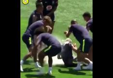 Coutinho recibió este "saludo" de cumpleaños en entrenamiento de Brasil