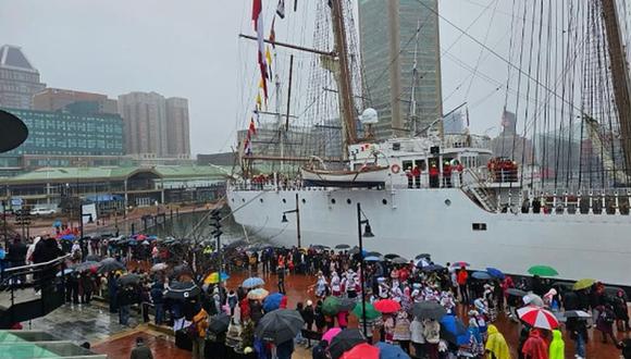 Autoridades peruanas en Baltimore le dieron la bienvenida al buque escuela de la Marina de Guerra del Perú | Foto: Marina de Guerra