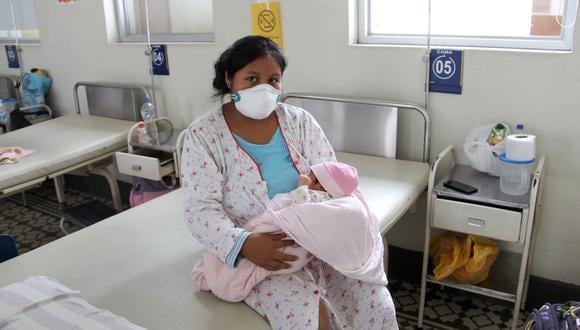 VIDA QUE SE ABRE PASO. Unas 70 mujeres en promedio acuden diariamente a la Maternidad de Lima para dar a luz. Susana Huaycha Cabana parió esta semana a una hermosa bebe. Las dos están bien de salud.