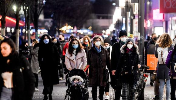 La gente camina en la principal calle comercial de Berlín Wilmersdorfer Street en Berlín, Alemania. (Foto: EFE / EPA / FILIP SINGER).