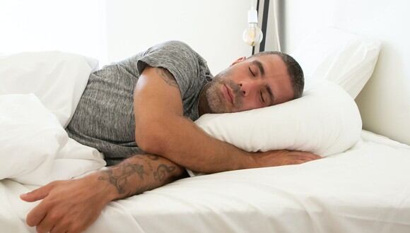Saber cómo colocar la almohada es primordial para un buen descanso al dormir. (Foto: Kampus Production / Pexels)