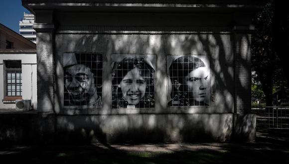 Foto de un mosaico con caras de personas en el antiguo centro de detención clandestina de la ESMA, en Buenos Aires, Argentina. (EFE/ Juan Ignacio Roncoroni).