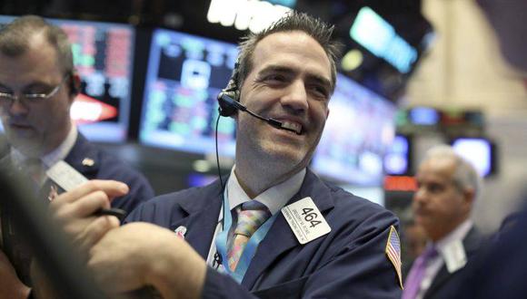 Una hora después del inicio de las operaciones en la Bolsa de Nueva York, el Dow Jones subía hasta 33.000,02 unidades, mientras que el selectivo S&P 500 ascendía un 0,46 % hasta 4.068,37 puntos. (Foto: EFE)