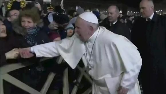El Papa Francisco se enojó con una mujer que lo jaló del brazo. (Captura de pantalla: YouTube)
