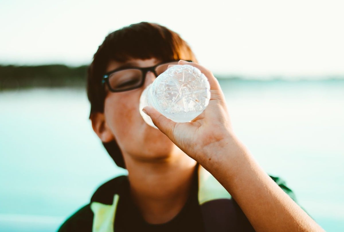 La recomendación de ingerir agua para los pacientes que padecen cálculos renales o infección de tracto urinario con función renal normal, sí es ingerir grandes cantidades de líquidos. (Foto: Pixabay)