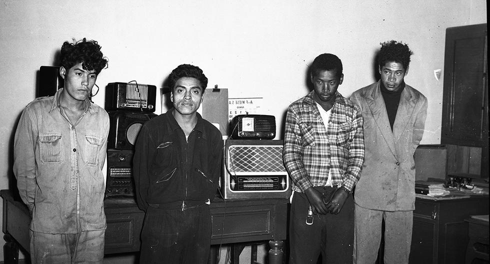 Lima, 14 de junio de 1955. Una de las muchas presentaciones de delincuentes al lado de los objetos robados de casas o residencias. Al extremo izquierdo, uno de los ladrones porta saco, lo cual era una imagen habitual en esos años. (Foto: GEC Archivo Histórico)