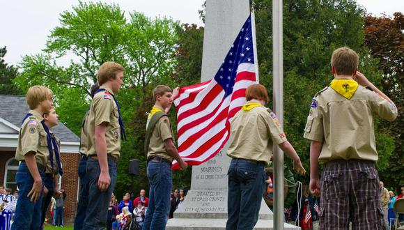 En esta imagen referencial, los Boy Scouts de EE.UU. hizan una bandera en el Día de los caídos en guerra, el 27 de mayo del 2013. Foto: Archivo AFP