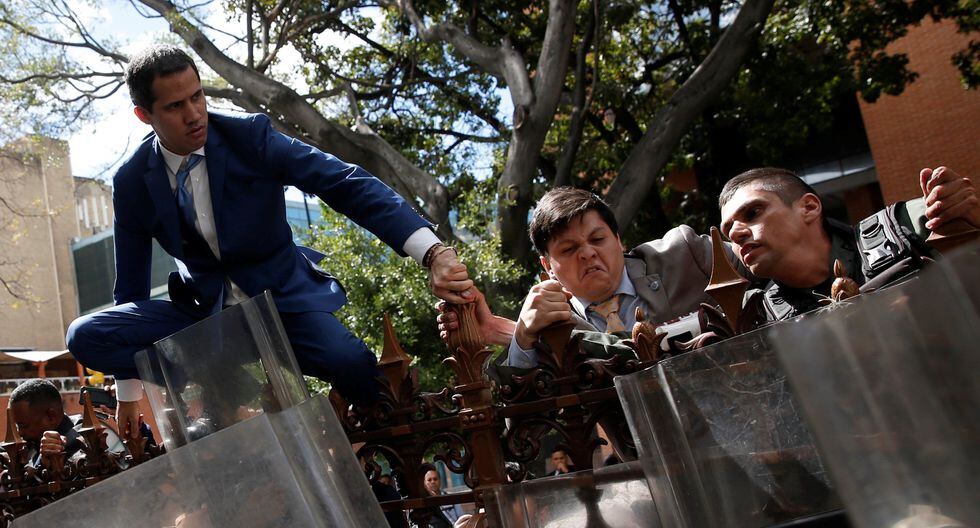 El momento en el que Juan Guaidó intentó entrar a la Asamblea Nacional de Venezuela trepando una reja. (REUTERS/Manaure Quintero).