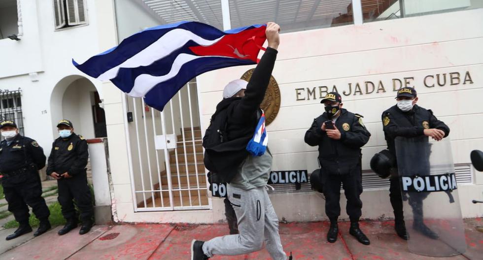 Esta semana, las histórica movilización en Cuba tuvo eco en Lima. Ciudadanos cubanos protestaron frente a la embajada de ese país, en San Isidro. (Foto: Alessandro Currarino/GEC)